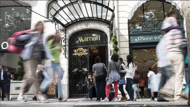 Du khách Trung Quốc trước khách sạn Marriott ở New York. Tập đoàn Trung Quốc đã hất cẳng được Marriott trong thương vụ mua Starwood - Ảnh: AFP