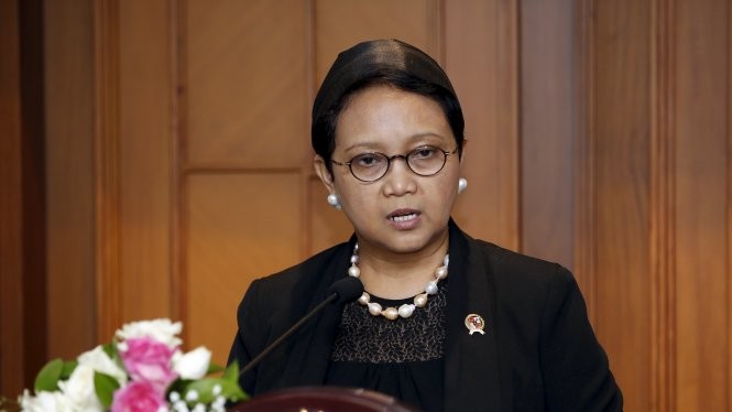 Ngoại trưởng Indonesia Retno Marsudi đọc tuyên bố phản đối Trung Quốc hôm 21-3 tại Jakarta - Ảnh: Reuters