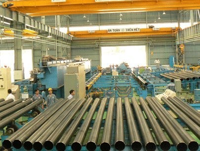 Công nhân đang làm việc tại một nhà máy sản xuất ống thép tại Việt Nam. Ảnh minh họa: TL TBKTSG
