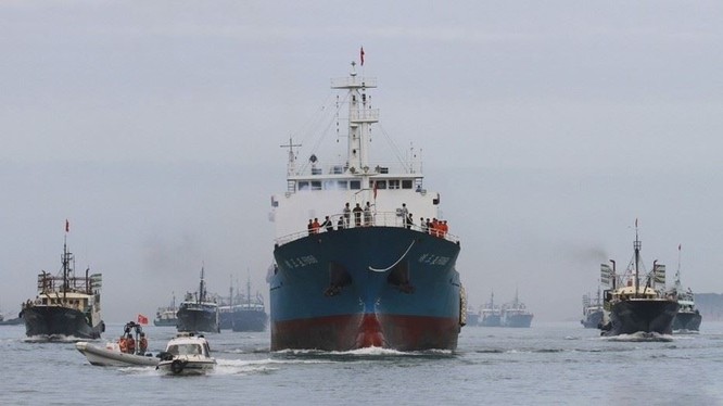“Tàu mẹ” F8168 trở về Tam Á cùng 29 tàu cá sau chuyến đi tới Trường Sa tháng 7/2012 Ảnh: China News