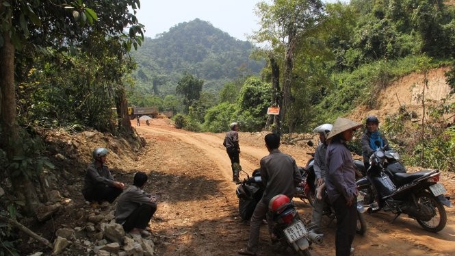 Lực lượng kiểm lâm ứng trực ở khu vực đường dẫn vào nhà máy thủy điện Đăk Re - Ảnh: Trần Mai