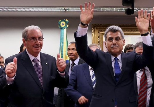Thượng nghị sĩ Romero Juca (phải) và Chủ tịch Hạ viện Eduardo Cunha vui mừng sau khi PMDB rút khỏi liên minh cầm quyền. Ảnh: REUTERS