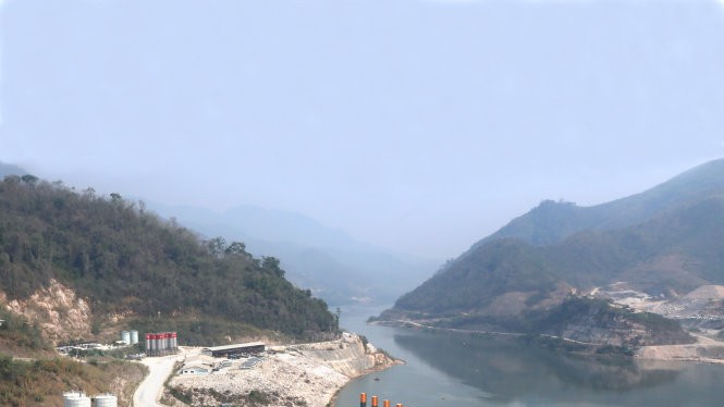Công trình xây dựng đập thủy điện Xayaburi chặn dòng nước Mekong đang được gấp rút hoàn thành - Ảnh: Quốc Việt