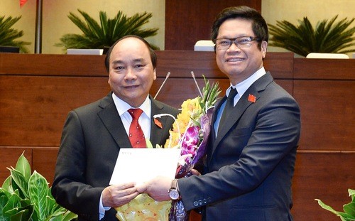 Tân Thủ tướng nhận bức công thư đầu tiên từ tay Chủ tịch VCCI ngay sau khi nhậm chức sáng 7/4.