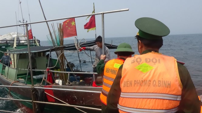 BĐBP Quảng Bình kiểm tra tàu cá của Trung Quốc vi phạm lãnh hải VN - Ảnh: Trường Tuyển