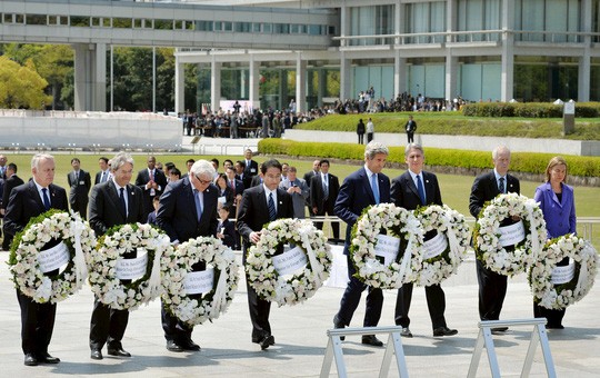 Ngoại trưởng các nước G7 dâng hoa tưởng niệm nạn nhân trong vụ Mỹ ném bom nguyên tử xuống TP Hiroshima hôm 11-4Ảnh: REUTERS