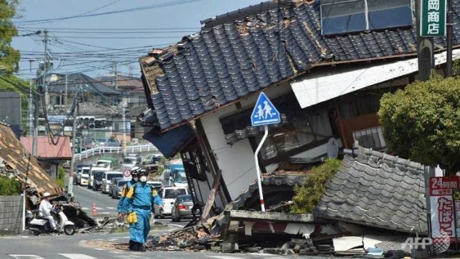 Lực lượng cứu hộ đang có mặt ở khu vực Mashiki, tỉnh Kumamoto để tìm kiếm nạn nhân còn sống sót sau hai trận động đất liên tiếp - Ảnh:AFP