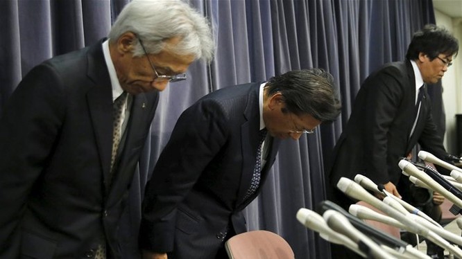 Chủ tịch Mitsubishi Motors Tetsuro Aikawa (giữa) cùng hai lãnh đạo khác của Mitsubishi cúi đầu xin lỗi tại cuộc họp báo ở Tokyo ngày 20-4. Ảnh: Reuters