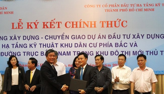 Lễ ký kết hợp đồng BT chính thức giữa UBND TPHCM với nhà đầu tư dự án khu dân cư phía Bắc và đường trục Bắc - Nam CII đã diễn ra sáng nay 20-4. Ảnh: Anh Quân