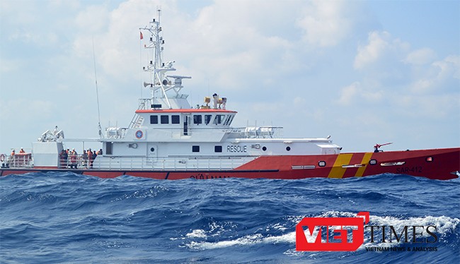 Tàu SAR 412 cứu nạn ngư dân trên biển