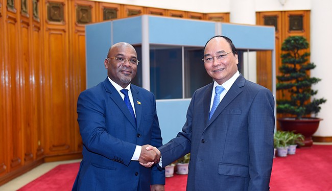 Thủ tướng Chính phủ Nguyễn Xuân Phúc tiếp Bộ trưởng Giao thông và Viễn thông Cộng hòa Mozambique, ông Carlos Alberto Fortes Mesquita.
