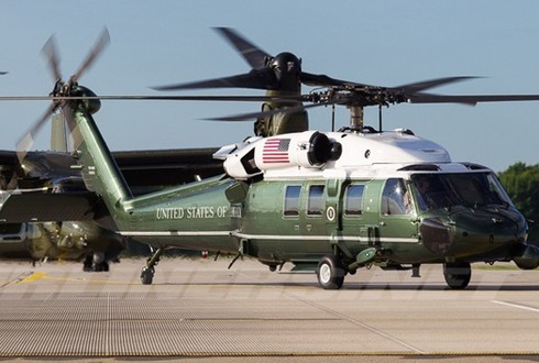 Trực thăng Marine One của Tổng thống Mỹ tại sân bay Nội Bài. Ảnh: Reuters. 