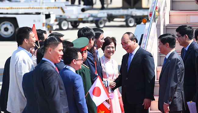 Kiều bào ta tại Nhật Bản đón Thủ tướng tại sân bay Chubu-Nagoya.