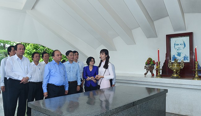 Thủ tướng đã đến dâng hương, viếng Cụ Phó bảng Nguyễn Sinh Sắc - thân sinh Chủ tịch Hồ Chí Minh tại Lăng Cụ Phó bảng ở TP. Cao Lãnh, tỉnh Đồng Tháp.