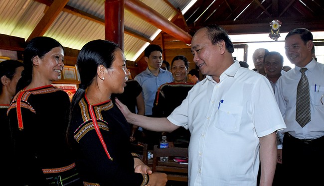 Thủ tướng Chính phủ Nguyễn Xuân Phúc thăm hỏi, lắng nghe tâm tư, nguyện vọng của bà con dân tộc Đăk Lăk.
