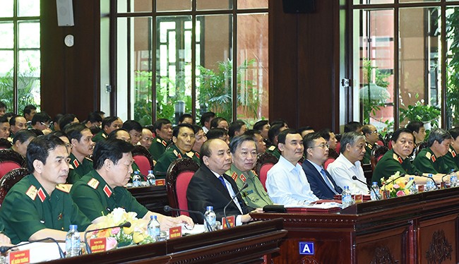 Thủ tướng Nguyễn Xuân Phúc tham dự Hội nghị Quân chính toàn quân 6 tháng đầu năm 2016.