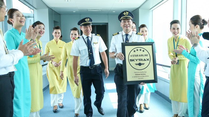 Phi hành đoàn mang chứng chỉ hàng không 4 sao của SkyTrax từ London về Việt Nam.