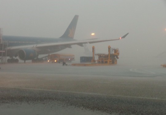 Mưa lớn tại sân bay Tân Sơn Nhất đã khiến cho nhiều chuyến bay bị ảnh hưởng. Ảnh: Người Lao Động. 