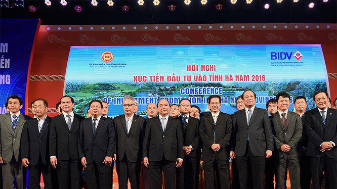 Thủ tướng Nguyễn Xuân Phúc cùng lãnh đạo tỉnh Hà Nam chụp ảnh với các nhà đầu tư.