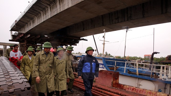 Phó Thủ tướng Vương Đình Huệ trực tiếp đôn đốc phòng chống bão số 3 ở Quảng Ninh.