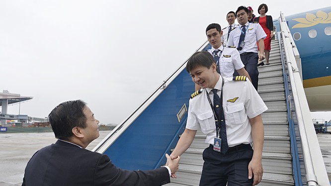 Đại diện VNA chào đón tổ bay và máy bay A350 thứ 5 của Hãng.