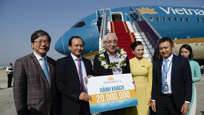 Thứ trưởng Bộ GTVT Nguyễn Nhật và lãnh đạo Vietnam Airlines chào đón hành khách thứ 20 triệu.
