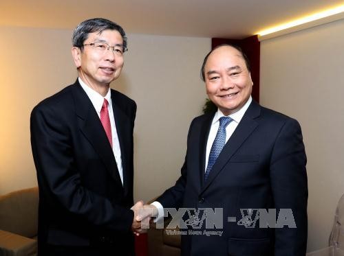 Thủ tướng Nguyễn Xuân Phúc gặp Chủ tịch Ngân hàng Phát triển châu Á Tahehiko Nakao. Ảnh: TTXVN