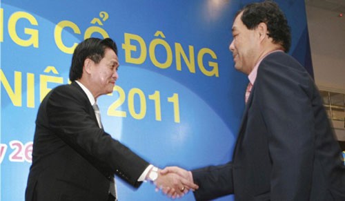 Ông Trầm Bê (bên phải) từng được biết rộng rãi sau cuộc soán ngôi ngoạn mục, để thay thế vai trò lãnh đạo của gia đình ông Đặng Văn Thành (bên trái) tại Sacombank. (Ảnh: Internet)