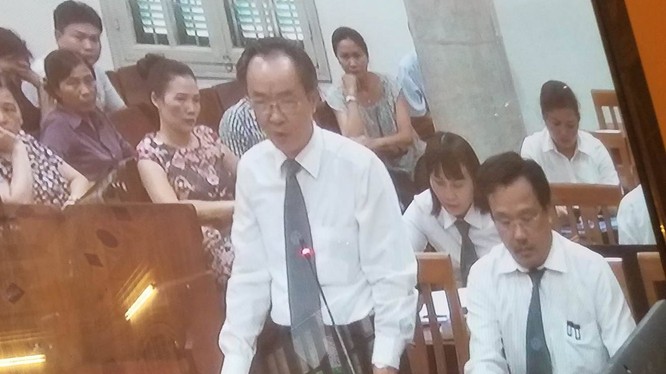 Luật sư Nguyễn Minh Tâm đang bảo vệ cho thân chủ của ông, là bị cáo Nguyễn Xuân Sơn. (Ảnh chụp màn hình: X.T)