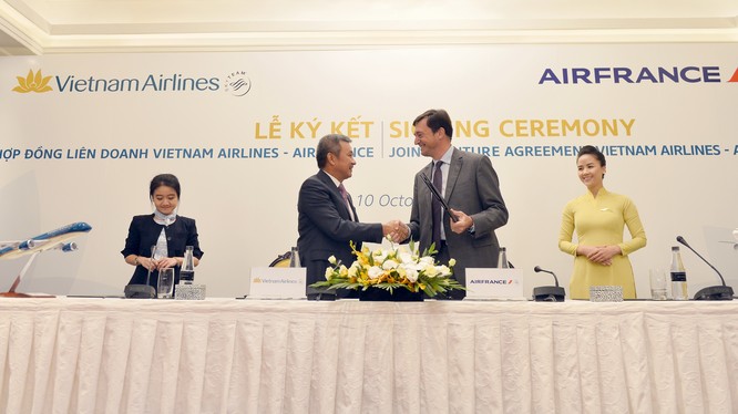 Tổng Giám đốc Vietnam Airlines và Tổng Giám đốc Air France hoàn tất hợp đồng. (Ảnh: VNA)