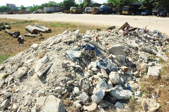 Là “Khu vực quân sự cấm vào” nhưng lâu nay sân bay Quảng Phú đã trở thành điểm đổ... rác, vật liệu xây dựng của người dân lân cận. (Ảnh: Báo Quảng Ngãi)