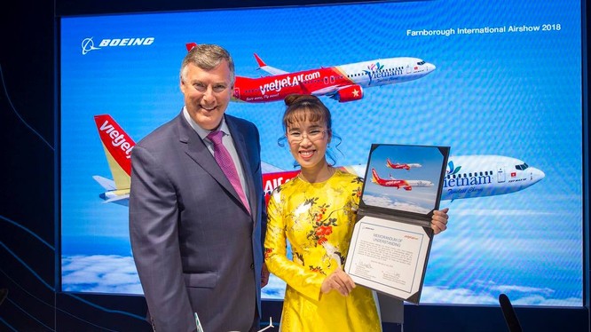 Bà Nguyễn Thị Phương Thảo, Tổng giám đốc Vietjet và ông Kevin McAllister, Chủ tịch kiêm Tổng giám đốc Tập đoàn Boeing ký kết Hợp đồng. (Ảnh: VJC)