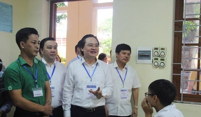 Bộ trưởng Bộ GD&ĐT Phùng Xuân Nhạ trong lần đến thị sát điểm thi THPT Yên Viên sáng 25/6/2018. (Ảnh: Internet)