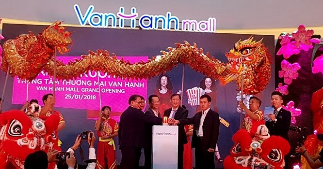 "Đại gia" Trần Lệ Nguyên và các đối tác chung tay khai trương Vạn Hạnh Mall. (Ảnh: Internet)