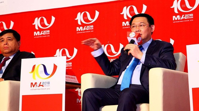 Phó thủ tướng Vương Đình Huệ trao đổi tại Diễn đàn M&A Việt Nam 2018. (Ảnh: ĐTCK)