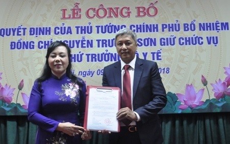 Bộ trưởng Bộ Y tế Nguyễn Thị Kim Tiến trao Quyết định cho tân Thứ trưởng Nguyễn Trường Sơn.