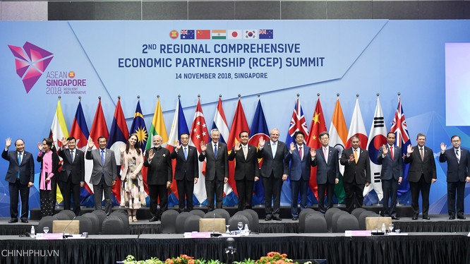 Các nhà lãnh đạo dự Hội nghị Cấp cao lần thứ 2 các nước tham gia đàm phán Hiệp định RCEP. Ảnh: VGP/Quang Hiếu