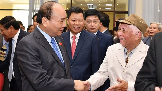 Thủ tướng Nguyễn Xuân Phúc tiếp xúc với cử tri quận Lê Chân. (Ảnh: VGP)