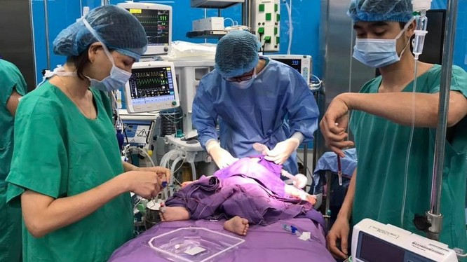 Các bác sĩ Trung tâm Tim mạch của Bệnh viện Sản Nhi Quảng Ninh đang thực hiện phẫu thuật.