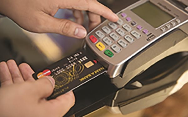 Thanh toán bằng thẻ tín dụng qua máy POS.