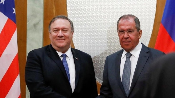 Bộ trưởng Bộ ngoại giao Mỹ Mike Pompeo (trái) cho biết Tổng thống Mỹ Donald Trump mong muốn quan hệ Mỹ - Nga tốt đẹp và sẽ có lợi cho người dân hai nước.