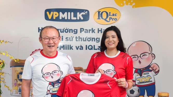 Bà Nguyễn Thị Thu Phương - Chủ tịch HĐQT VPMilk và huấn luyện viên Park Hang-seo (Nguồn: VPMilk)