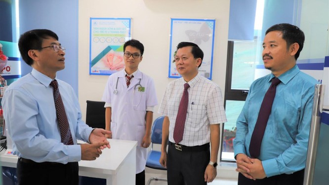 Dược sĩ Nguyễn Bình Minh (ngoài cùng bên phải) - Chủ tịch Tập đoàn y tế AMV Group (Ảnh: CDC Quảng Ninh)