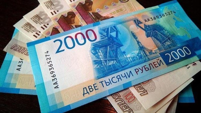 Nga tăng lãi suất lên 20% để cứu đồng ruble