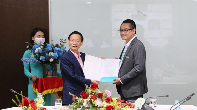 Ông Nguyễn Mạnh Quân (phải) nhận quyết định bổ nhiệm quyền Tổng giám đốc ABBank (Ảnh: ABBank)