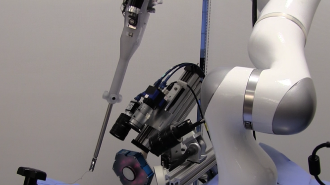 Robot đang chứng tỏ khả năng phẫu thuật tài tình (ảnh: BGR)