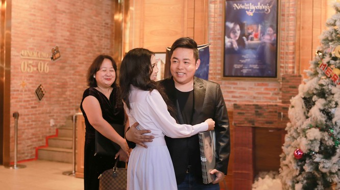 Đàn anh Quang Lê ôm chúc mừng Thúy Huyền ra mắt MV mới, ca khúc được nhạc sĩ Song Ngọc phổ thơ "Hai sắc hoa Ti gôn"