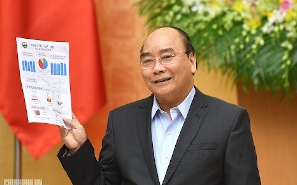 Thủ tướng Chính phủ Nguyễn Xuân Phúc vui mừng thông tin về con số tăng trưởng GDP năm 2018 đạt 7,08% (Ảnh: VGP)