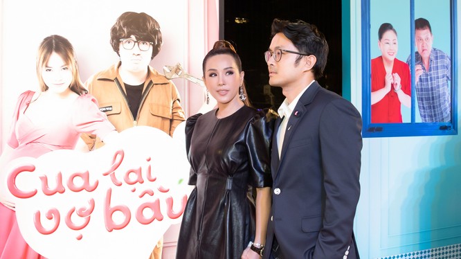Hoa hậu Thu Hoài và bạn trai doanh nhân sánh bước bên nhau 