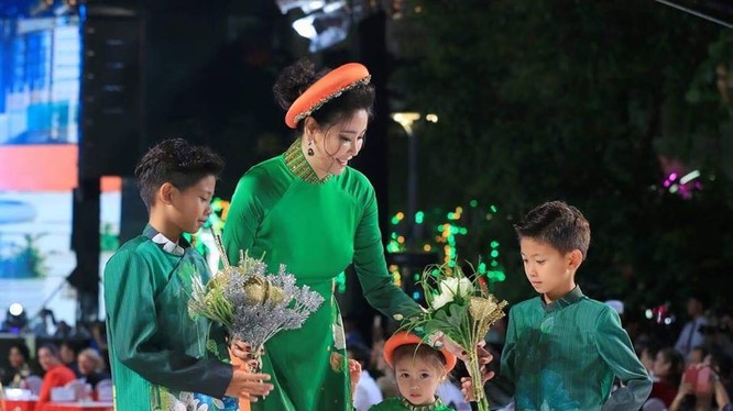 Hoa hậu Hà Kiều Anh trình diễn cùng ba con tại Lễ hội Áo dài 2019 